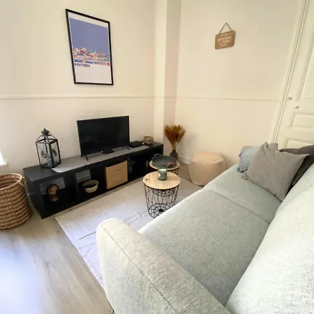 Le Clain- Cathedrale -la Conciergerie 公寓 *